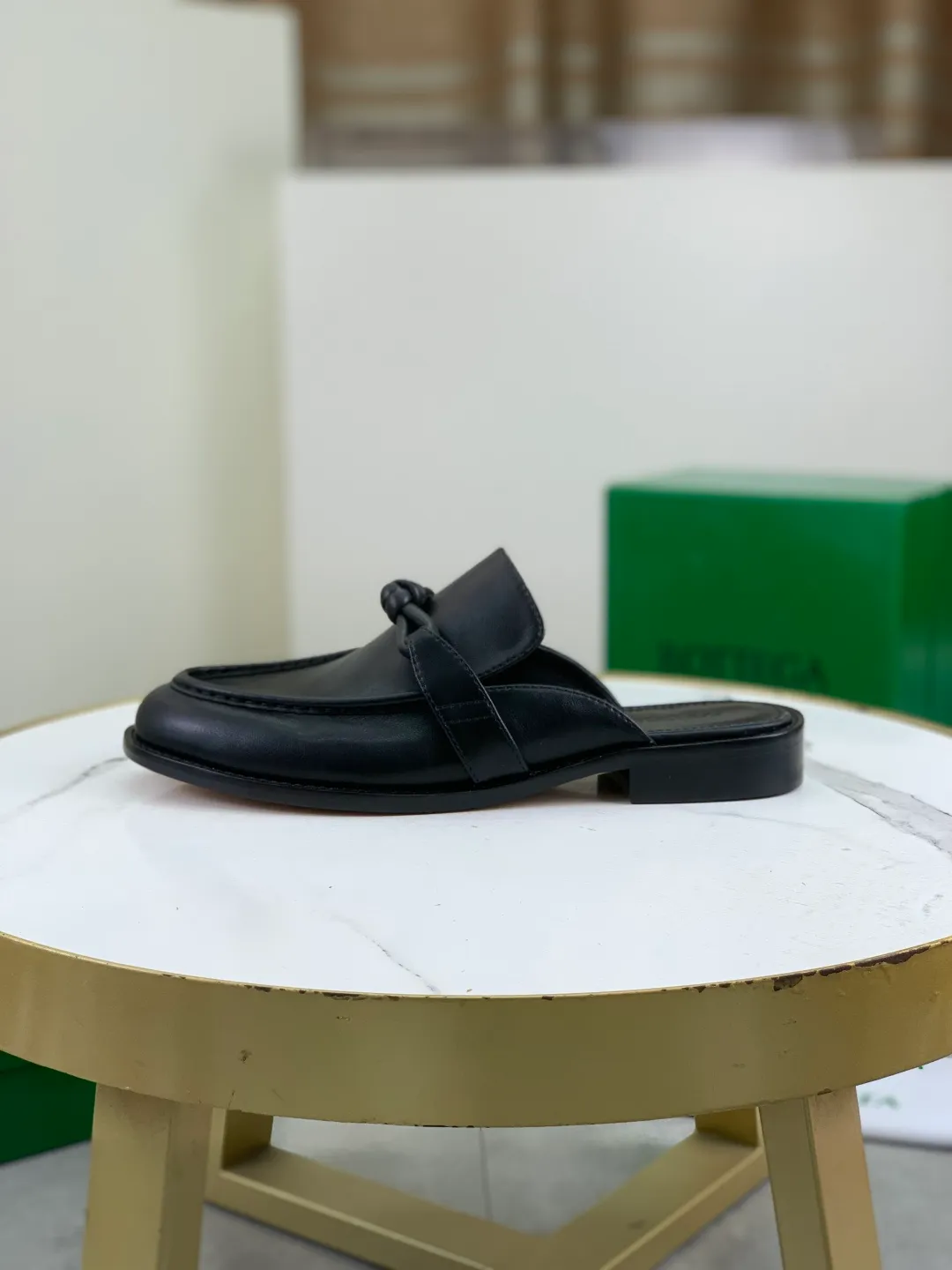 Men's shoes 💰P800 [New model] (genuine leather outsole) water-dyed cow lining 💰High-quality business couple half-slip leather shoes 💎💎💎 BOTTEGA VENETA official website synchronizes the latest top version of BV in the market, accepts material comparison, shoe type comparison, process comparison, practical and textured, versatile and suitable for any occasion, the more you look at it, the more flavorful it becomes. Purely hand-knitted craftsmanship - Upper material, calfskin imported from Italy 🇮🇹 - High-quality water-dyed cowhide lining - Original private model customized leather outsole -Size: Female 35-39 (40 ordered) Male 39-44 (38 45 can be customized) Color: Multiple colors available
